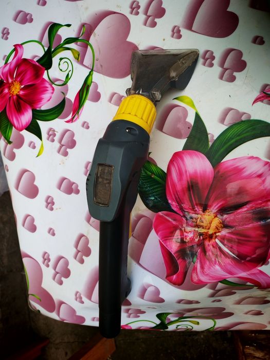 Продам моющий пылесос Karcher puzzi 10/1