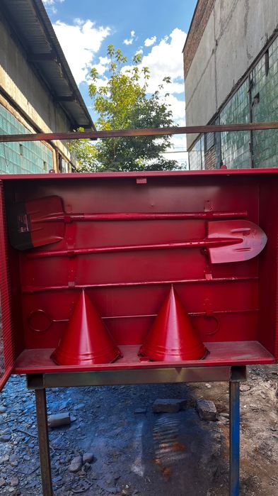 Пожарный щит с инвентарями