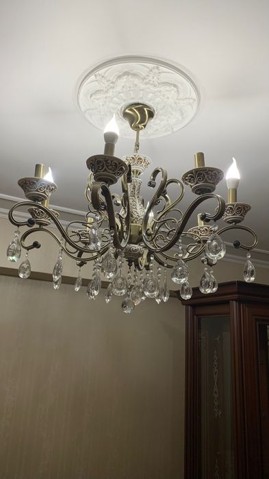 Продам 8- рожковую люстру
