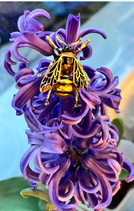 Красива брошка  пчела