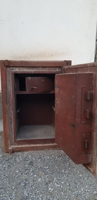 Продается сейф несгораемый, песочный