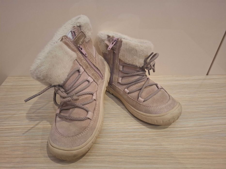 Обувки за момиченце.