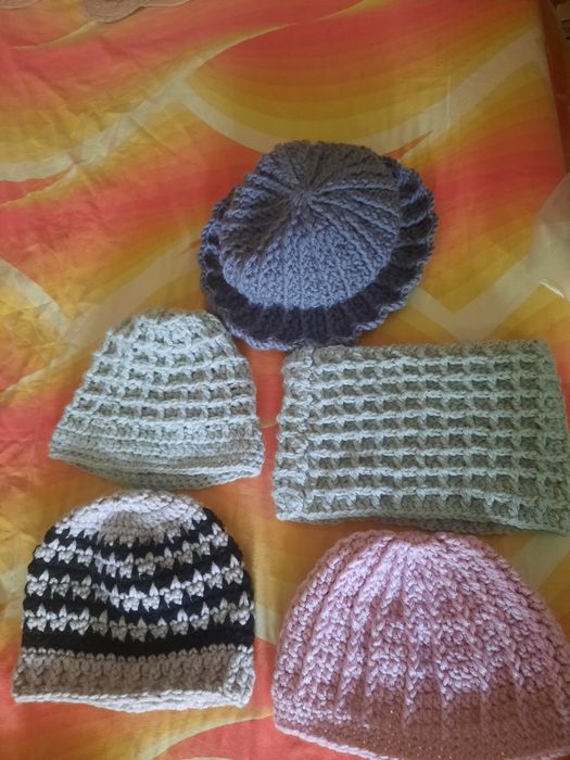 Продават се шапки и шалове ръчно изплетени