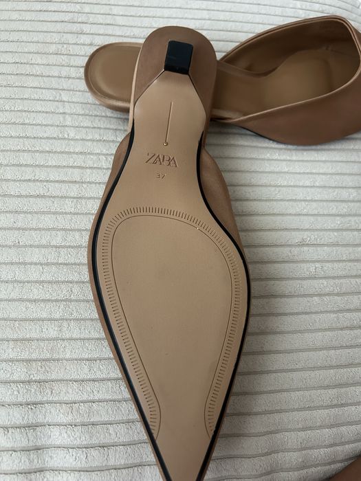 Бежови чехли Zara