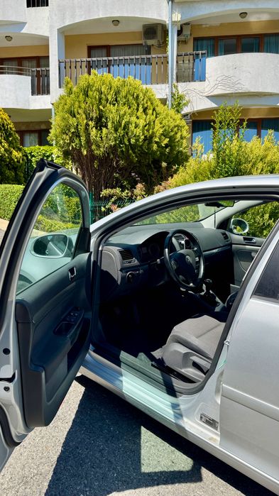 Продавам Volkswagen Golf 5