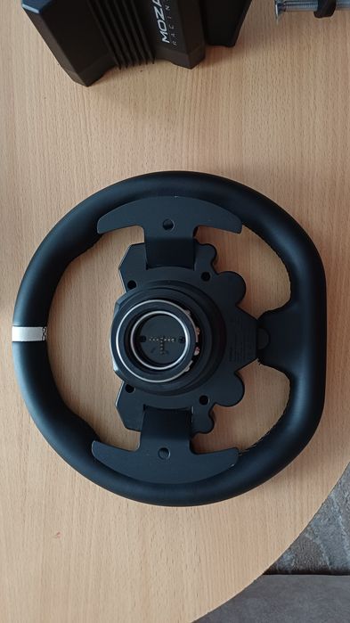 Moza R5 Bundle — Direct Drive база, руль и 2 педали