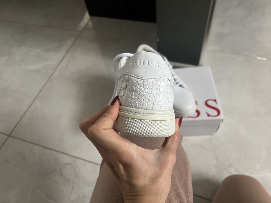 Сникърси Guess