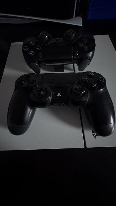 Конзола ps4 с два оригинални контролера!