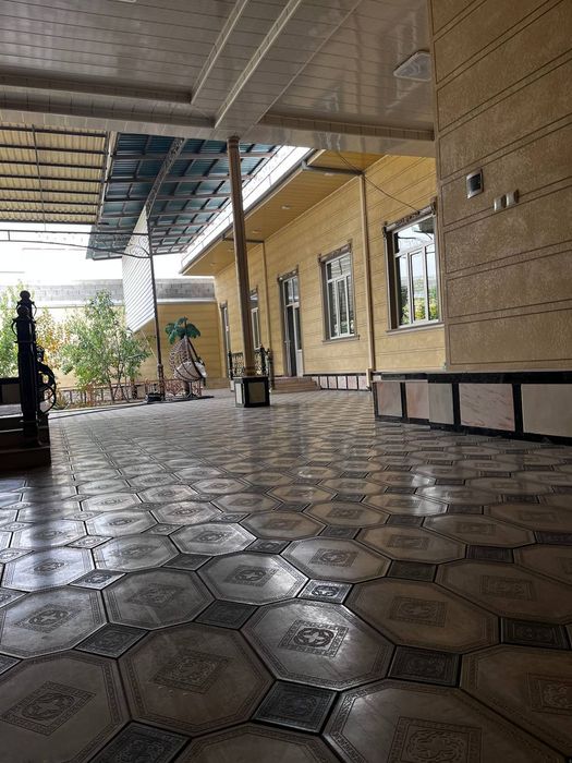 6 соток общ площадь. Жилая площадь 200 КВ.м. в доме находится магазизн