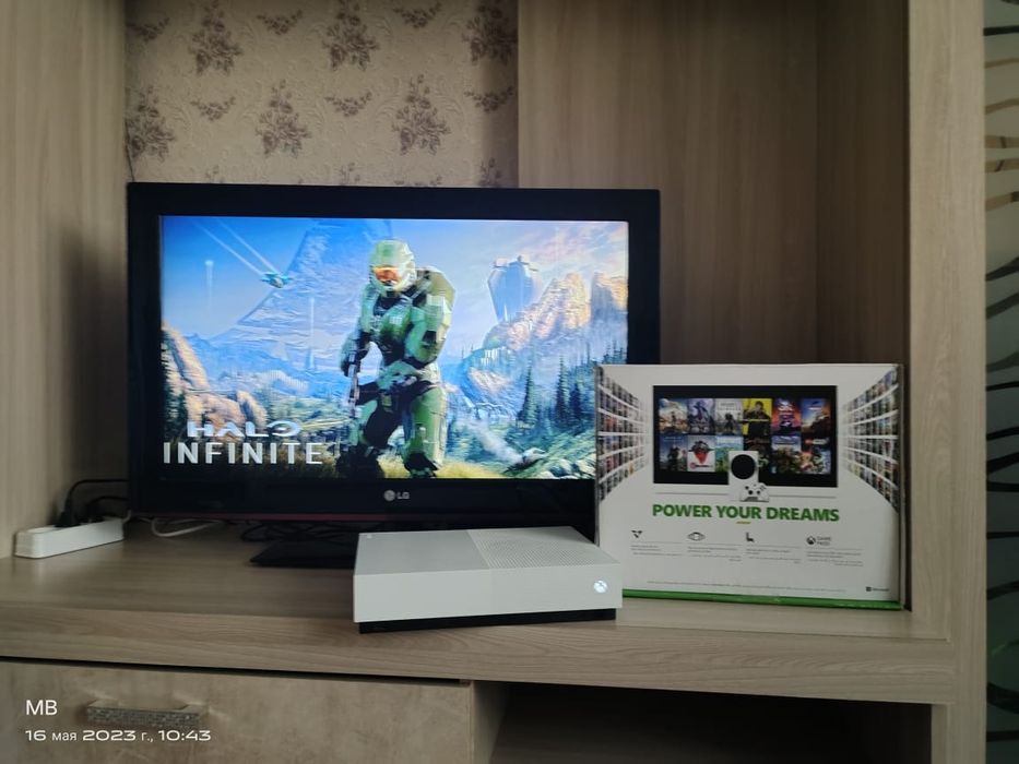 X-Box  one S 500 GB, приставка с джостиком (геймпадом) вместе.