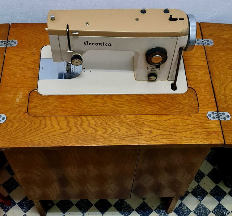 Vand mașină de cusut veche veronica stare foarte bună negociabil