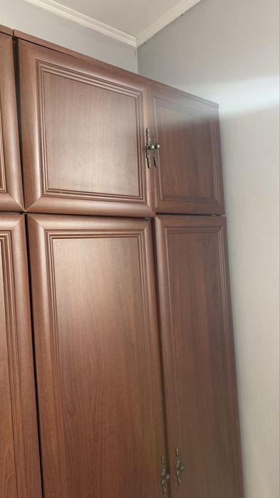 Шкаф коричневого цвета для одежды