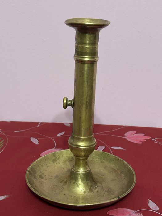 Sfeșnic din alamă – piesă vintage cu mecanism reglabil