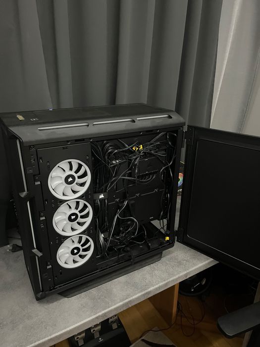 Компютърна кутия Corsair 5000T с допълнителни вентилатори