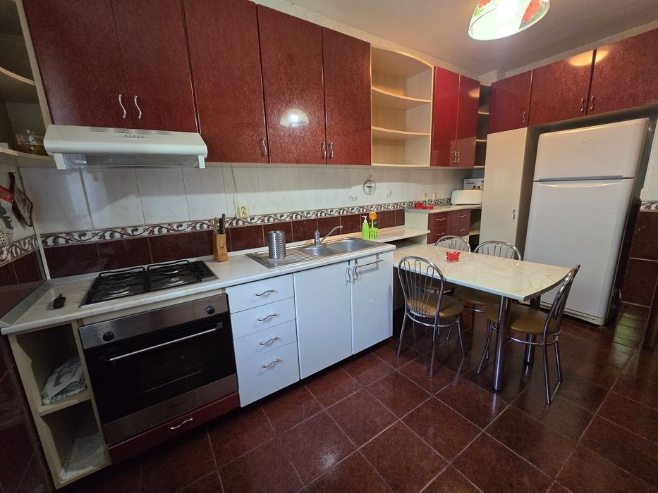 Mobilă bucătărie completă + masă și 6 scaune – foarte bine întreținută