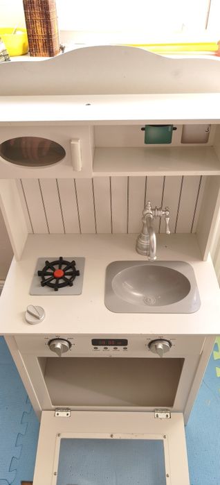 Bucătărie din lemn pentru copii –  design modern  Alb