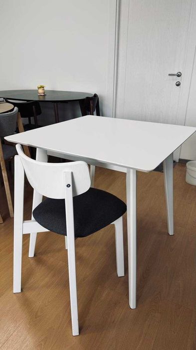 Стол Уценка - квадратный - эмаль - массив березы