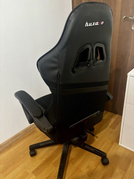 Vând scaun de gaming negru în stare perfectă