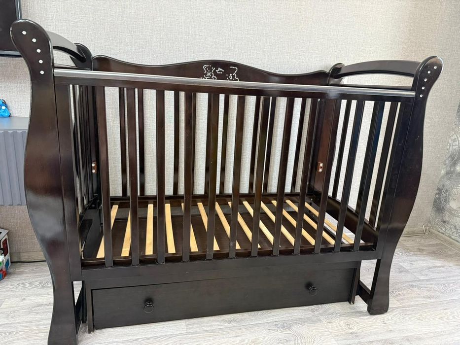 Детская кроватка, коричневая