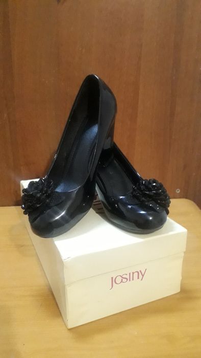 Кыздарга арналган аяк киiмдер.