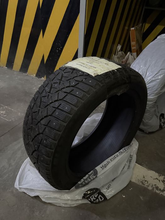 Продам комплект зимних шин Bridgestone с шипами. Дисков нет!