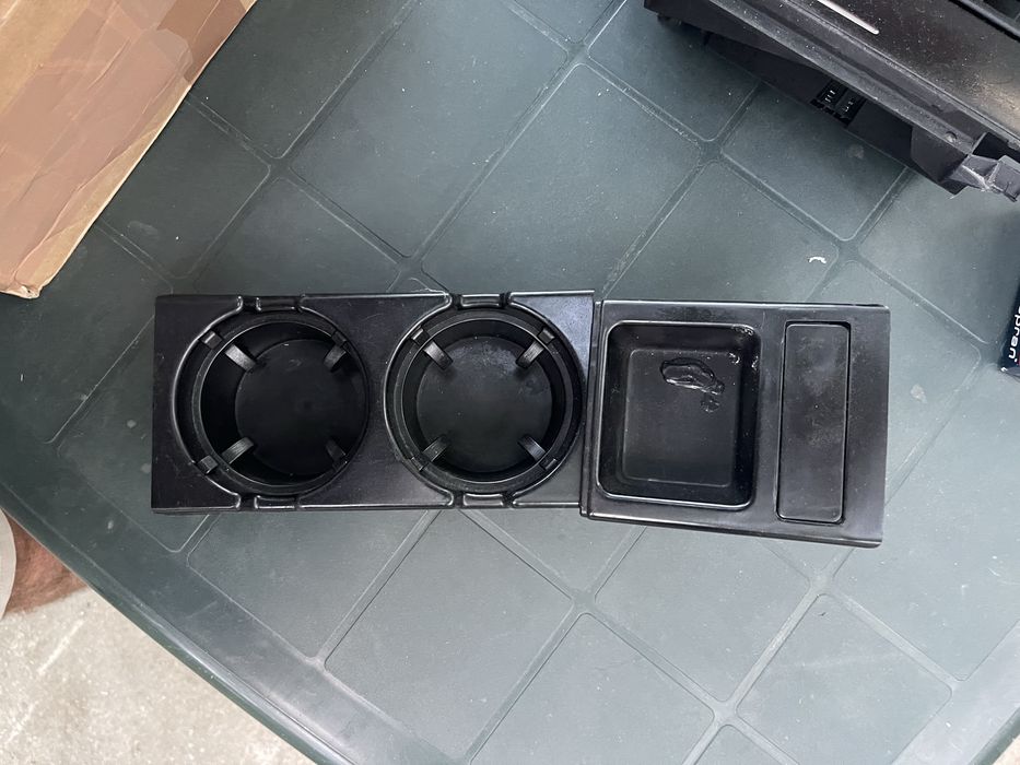 Поставка за чаши c монетник cup holder БМВ е46 BMW e46