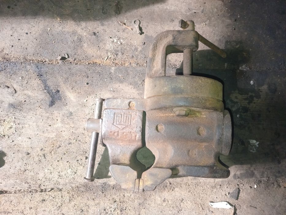 Тиски.  СССР            .