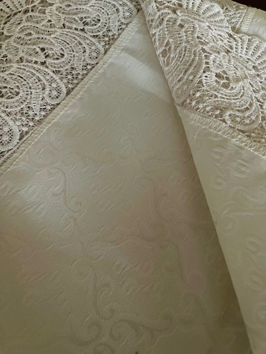 Скатерть в отличном состояние белый и бежевый цвет