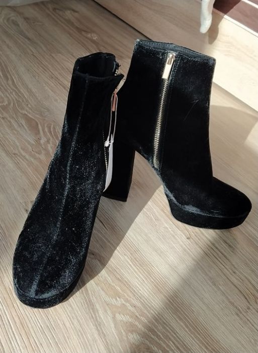 Велурени боти Stradivarius