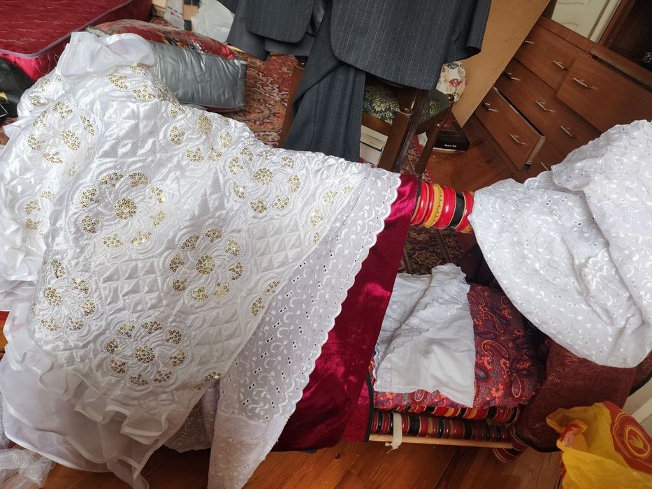 Бешик янги, фойдаланилмаган, хамма курпачалари билан