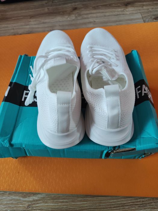 Кроссовки летние, дышащие. 43 размер