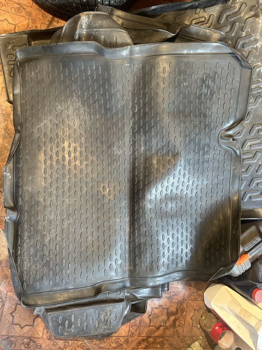 Резиновые коврики в багажник