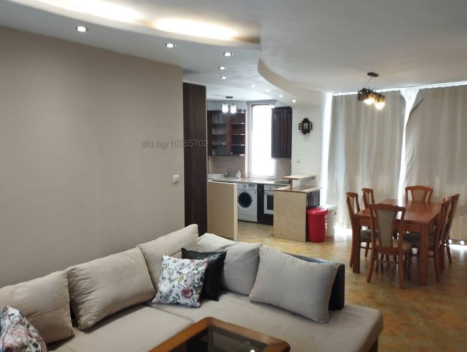 Дава се под наем Тристаен апартамент в Пловдив, Център - 103 кв.м за 663 € - Снимка #2