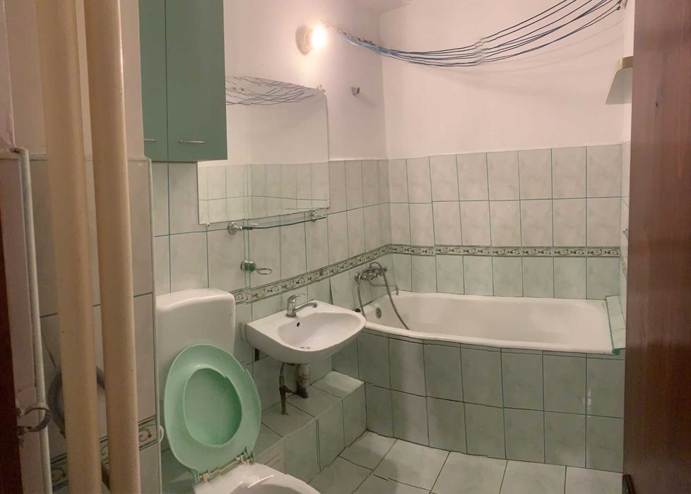Apartament cu 3 dormitoare, Parcare, 2 bai, 1 balcon, decomandat,