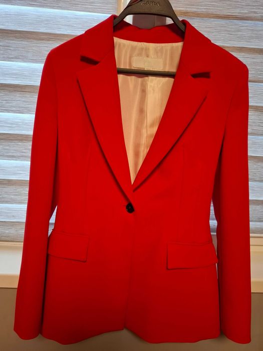 Дамски костюм от ZARA.