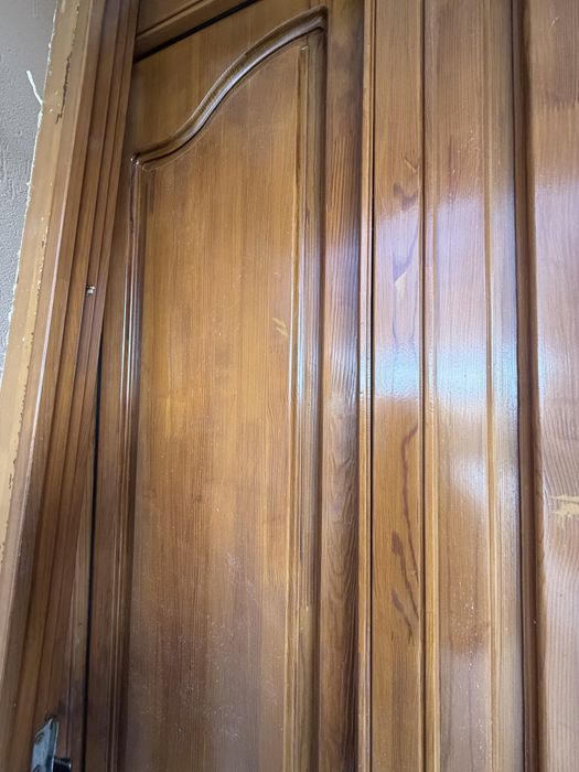 Продам входную деревянную дверь