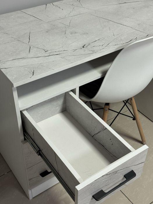 Маникюрный или письменный стол