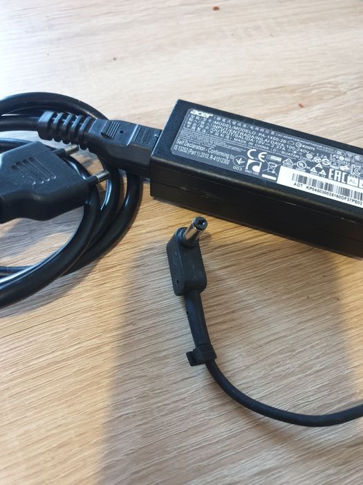 Alimentatoare laptopuri 19 V. Pret 50 lei fix
