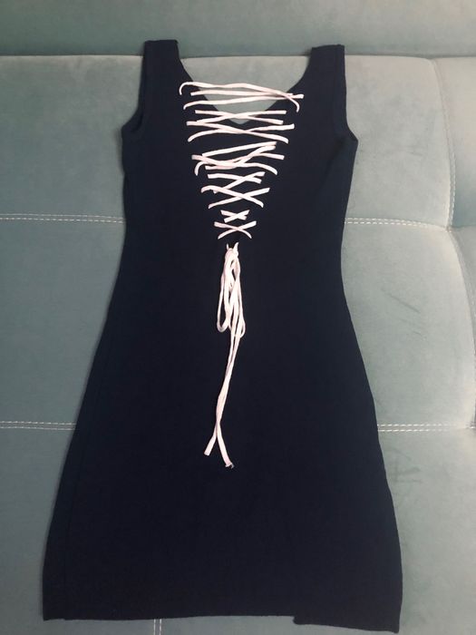 Продаются платья.