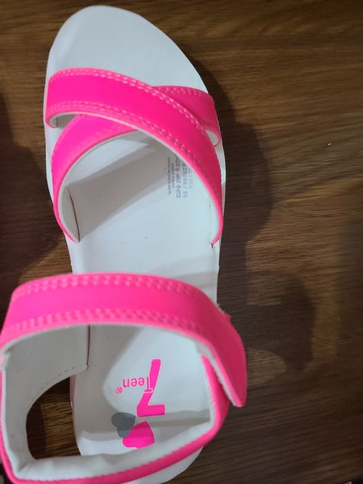 Босоножки для девочки 35размер качественные.  Новые