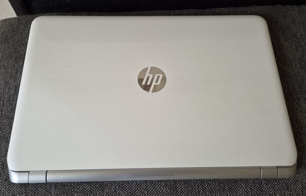 vand laptop alb Hp Pavilion 15.15.6".8 Gb.Hard 500 Gb Sata lll