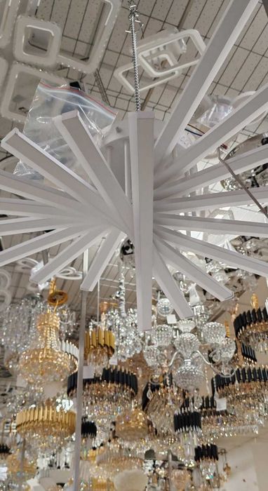 Magazin de lustre și articole de uz casnic – de vânzare, situat în Petroșani