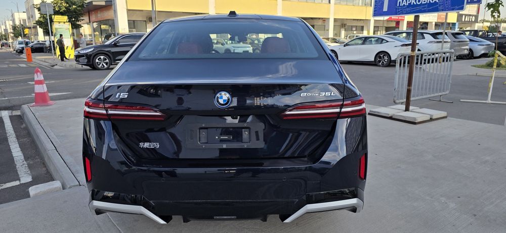 BMW i5 eDrive35L M packed