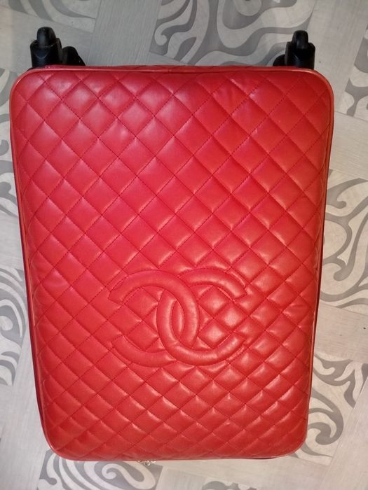 Продам чемодан кожаный красный