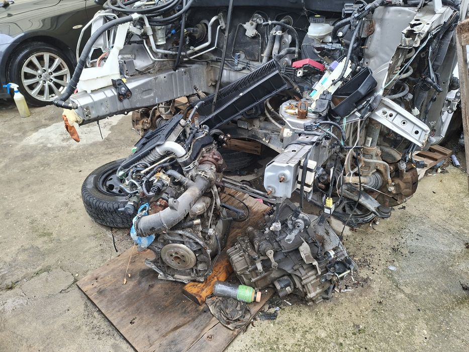 Туьота ярис версу 1.4 дизел 2003година  на части