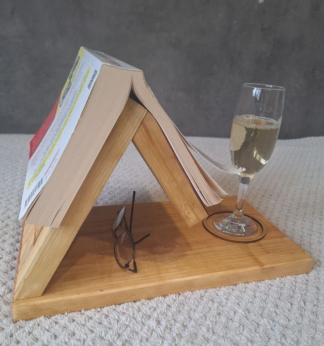 Поставка за книга, чаша и очила