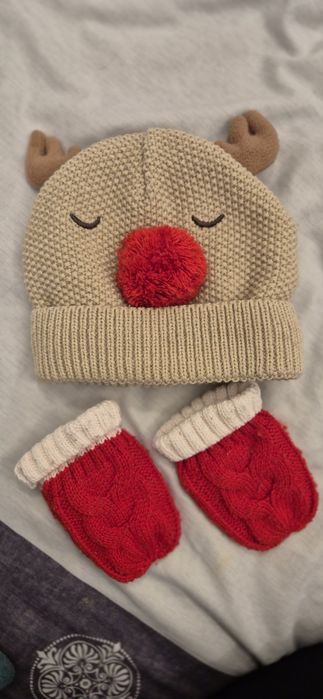 Две ватирани шапки и комплект ръкавички 0-3 месеца