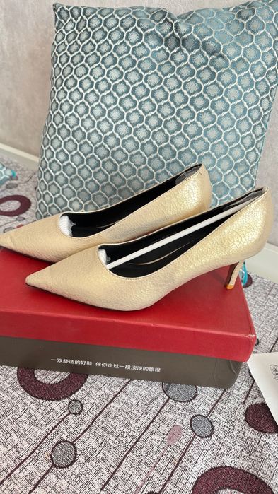 Продам туфли золотистые