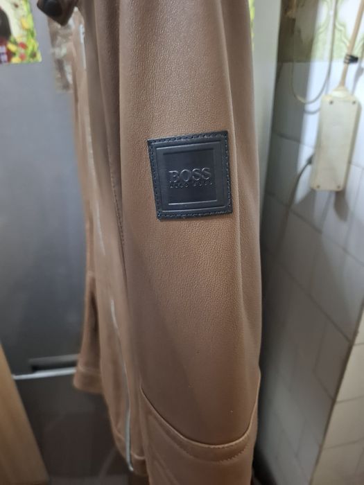 2 geci de piele foarte bine întreținute.