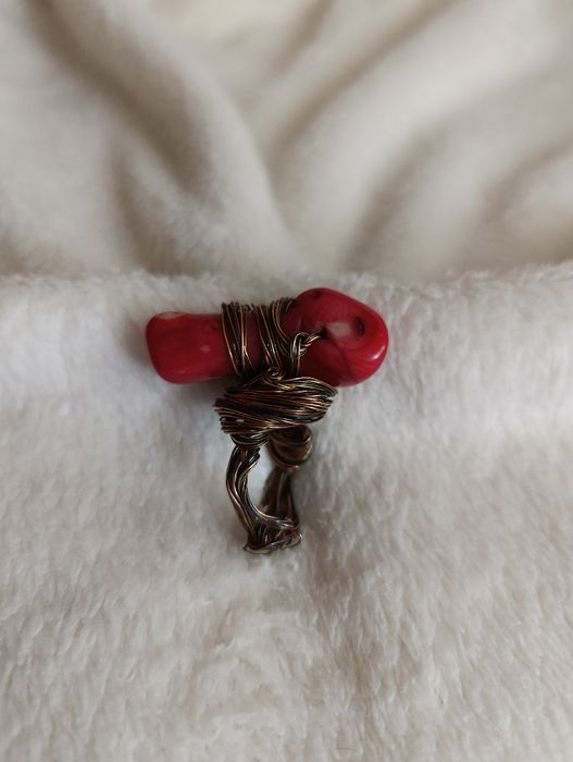 Inel Handmade Wire Wrapped din Coral Roșu Natural și Cupru Anticat